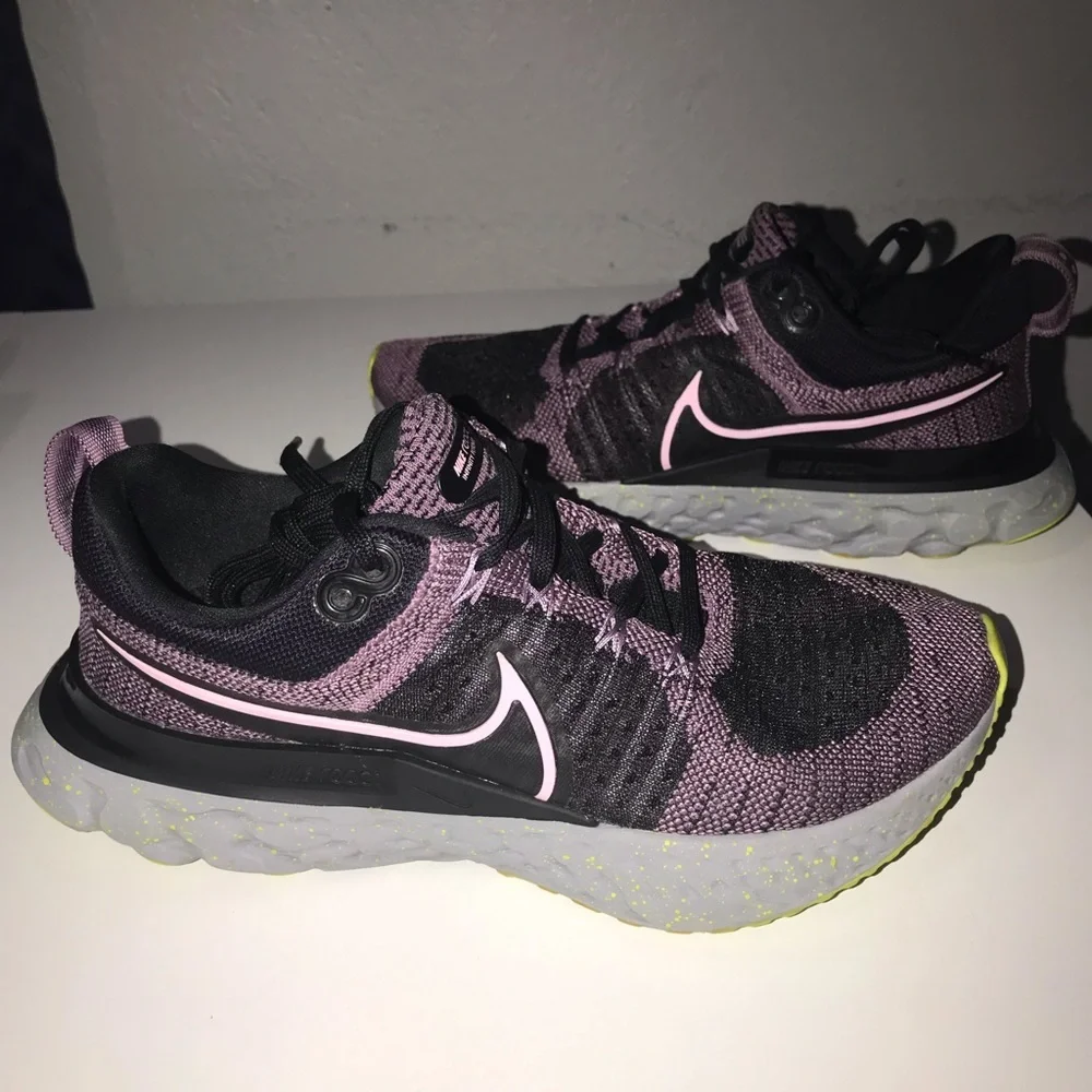 Nike 1972 React( Size 6.5) Infinity Run Flyknit 2 Violet Dust, Hiking Running